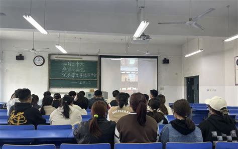 经管学院：组织学生观看“学习二十大·感恩心向党”优秀学生报告会