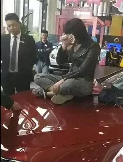 奔驰女车主维权坐在引擎盖上哭 如果条件允许 你愿意娶这样的吗？搜狐汽车搜狐网