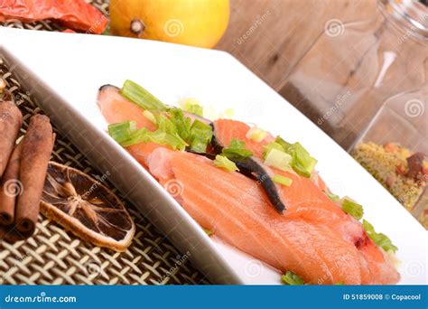 Rebanada De Salmones Rojos De Los Pescados Con Las Frutas Foto De