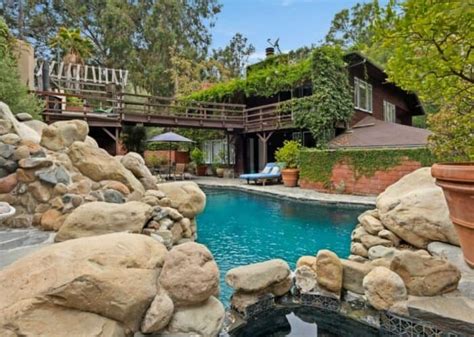 Arnold Schwarzenegger Lives In One Of Las Most Exclusive Gated Communities