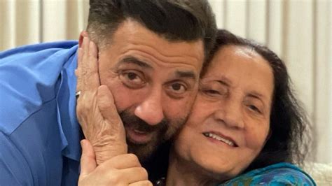 सनी देओल की पत्नी मां लाइमलाइट से क्यों रहती हैं दूर ये है वजह Why Sunny Deol Mother Prakash