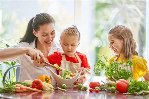 Familia Feliz En La Cocina Foto Premium