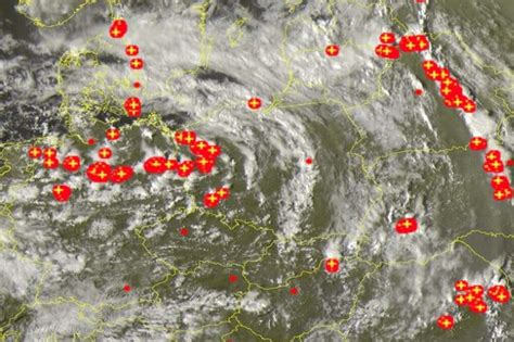 Zabieli Y Si Krajobrazy Burze Gradowe Przechodz Przez Polsk Front