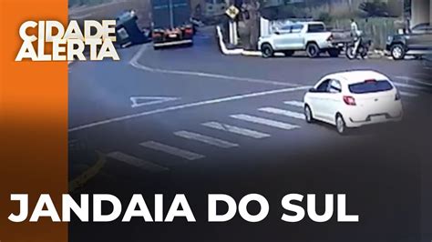 Carreta é atingida pelo trem e cabine foi arrancada