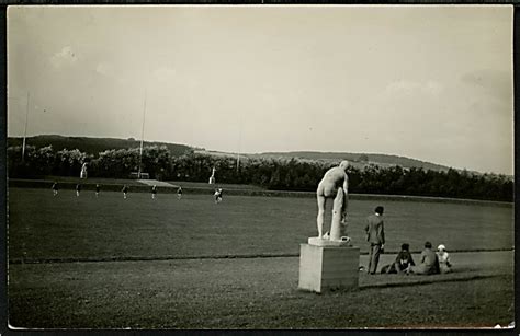 Ollerup stadion med ved gymnastikhøjskolen med statue Fotokort u