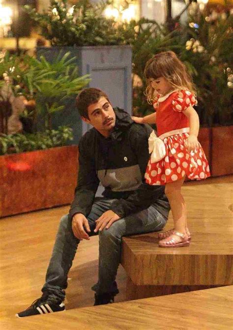 Rafael Vitti é clicado brincando a filha em shopping de luxo do Rio