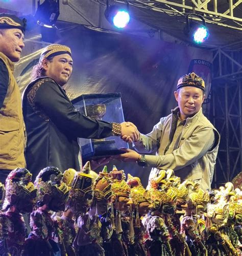 Sukseskan Pemilu Pj Bupati Nobar Wayang Golek Solusi Di Desa Sibanteng