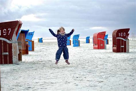 M Dchen Spielt Alleine Am Strand Der Nordsee In Ostfriesland Und