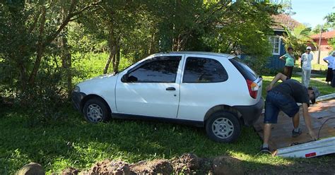 G1 Duas Jovens São Encontradas Mortas Dentro De Carro Em