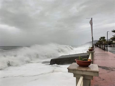 Maltempo Forti Mareggiate Su Tutta La Costa Ionica Della Sicilia