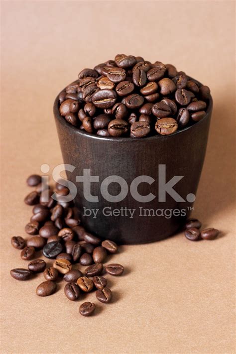 Foto De Stock Granos De Caf Marr N Oscuros En Un Vaso De Agua Libre