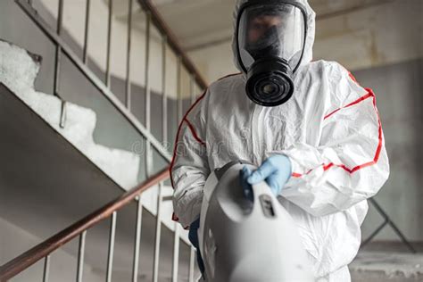 Desinfectante En Traje Protector Conduce a La Desinfección Imagen de