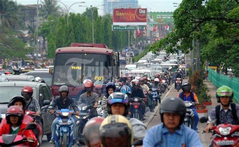 Lebaran Pertama Arus Lalin Puncak Padat Merayap Tribunnews