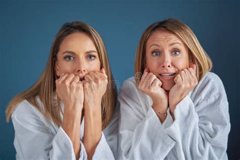 Twee Aardige Meisjes Die Naakt Onder De Douche Staan Stock Afbeelding