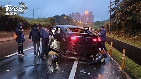 賓士休旅車自撞護欄 車內三人噴飛車外 釀一死兩傷 Tvbs Line Today