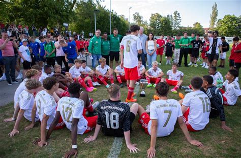 Stars Von Bermorgen Kicken In Neugablonz Bayern M Nchen Gewinnt