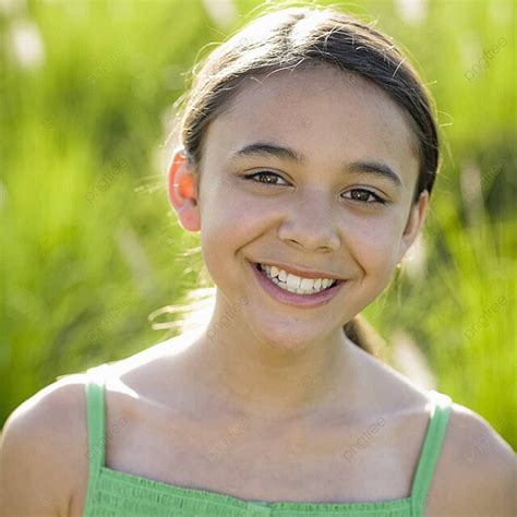 Fundo Garota Adolescente Sorrindo Para A C Mera Garota Felicidade