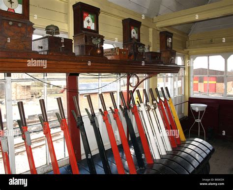 Dentro De Un Viejo Tren De Madera Caja De Señalización Mostrando Puntos