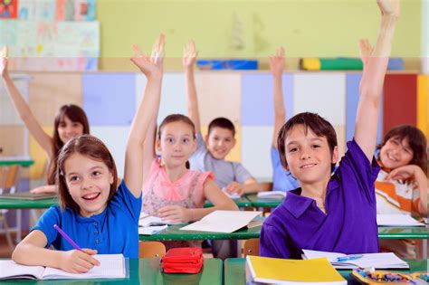 Gambar Kartun Anak Sedang Belajar Di Kelas Gambar Kartun Lagi Membaca