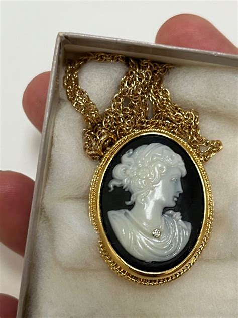 Vintage Signed Avon Victorian Style Cameo Necklace Br Gem