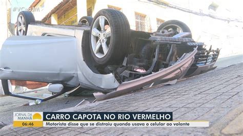 Motorista Se Distrai Celular E Capota Carro Na Avenida Cardeal Da