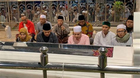 Ganjar Pranowo's Transition Pilgrimage To Wali Songo's Grave Ahead Of ...