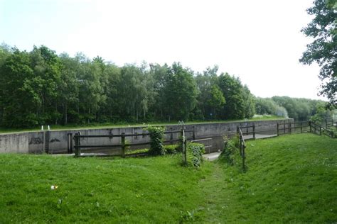 Canal Near Lemonroyd Lock DS Pugh Cc By Sa 2 0 Geograph Britain