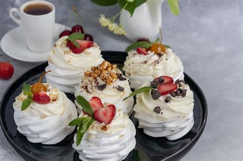 Tortas De Merengue De Pavlova Con Crema Batida Y Hojas De Menta De