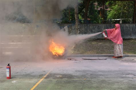 Pelatihan Dasar Penggunaan APAR Fakultas Teknik Universitas Indonesia