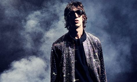 Mira A Richard Ashcroft Recrear El Video De Bitter Sweet Symphony