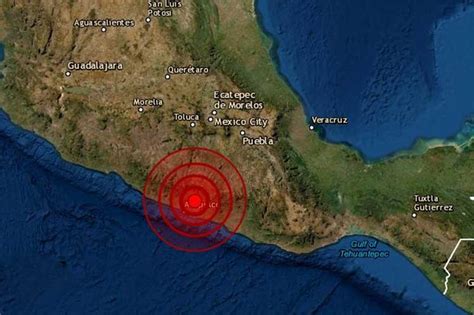 Videos México Fuerte Sismo De Magnitud 7 1 Estremeció A La Capital Y