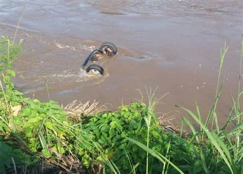 V Deo Carro Cai De Ponte Na Br E Fica Submerso Em Rio De Atalaia