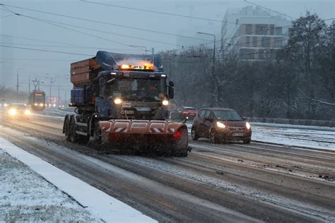 Mazowieckie Trudne warunki drogowe Samochód wpadł do rzeki