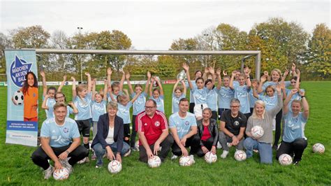 Ausw Rtsspiel In Bochum M Dchen An Den Ball