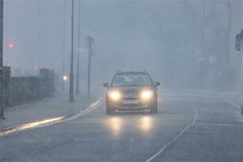 Śnieg deszcz mżawka gołoledź Na małopolskich drogach mogą panować