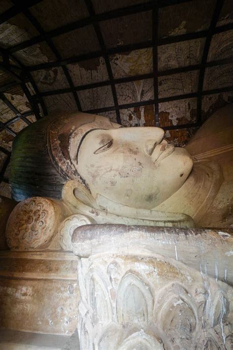 Large Reclining Manuha Buddha at Shinbinthalyaung Temple in Ancient ...