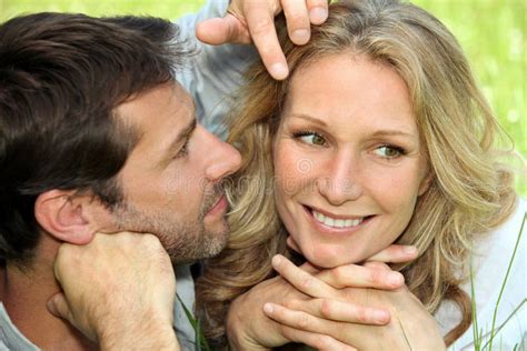 Couples Dans L Amour Se Situant Dans L Herbe Photo Stock Image Du