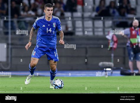 Der Italienische Verteidiger Gianluca Mancini Kontrolliert Den Ball