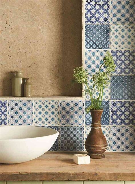 Revestir Suelos Y Paredes Con Azulejos En Azul Y Blanco