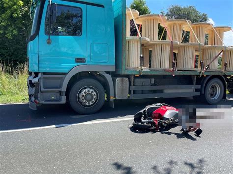 Tödlicher Unfall Rollerfahrerin kracht in Lkw und stirbt Oberfranken