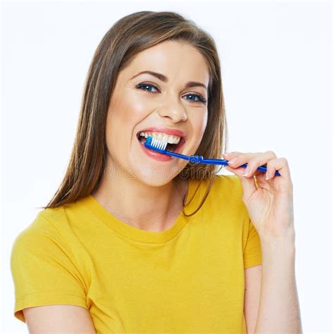 Mujer Sonriente Con Dientes Sanos Sosteniendo Un Cepillo De Dientes Imagen De Archivo Imagen