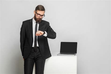 Retrato Do Jovem Empresário Barbudo Pensativo Bonito No Desgaste De