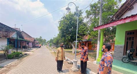 Pemdes Jarakkulon Jombang Bangun Pju Dari Dana Desa Nusantara Pos