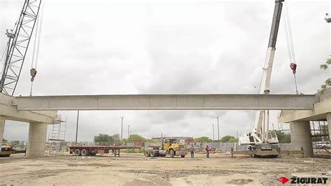 Instalación de una viga prefabricada durante la construcción de un