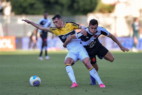 Vasco joga mal perde pênalti e é goleado pelo Criciúma em São Januário