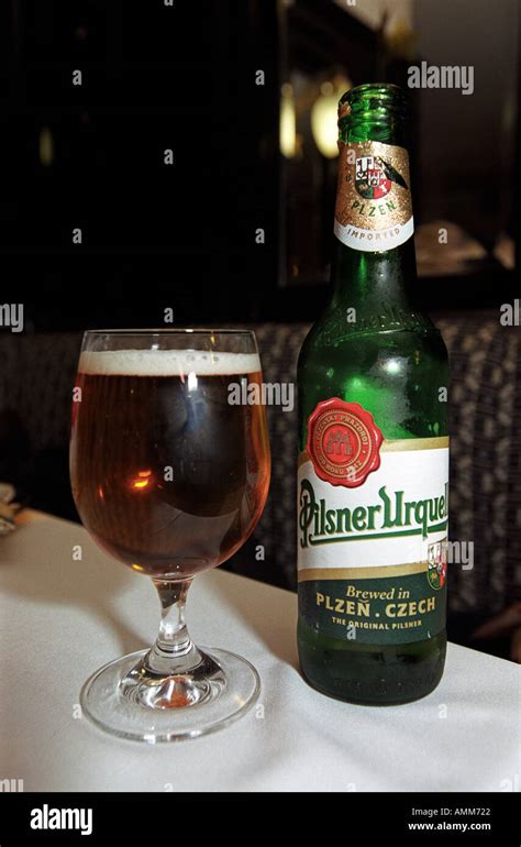 Pilsner Urquell botella de cerveza Pilsner Urquell lager Fotografía de