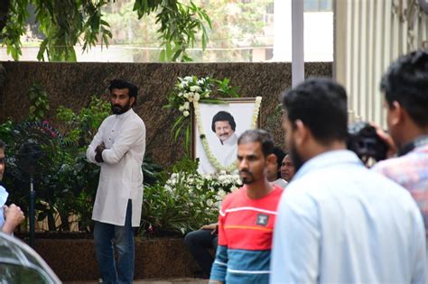 Shankar Mahadevan Zakir Hussain Other Celebs Pay Last Respect To