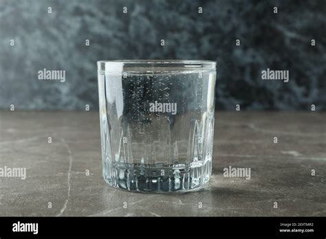 Mineralwasser auf dem tisch Fotos und Bildmaterial in hoher Auflösung