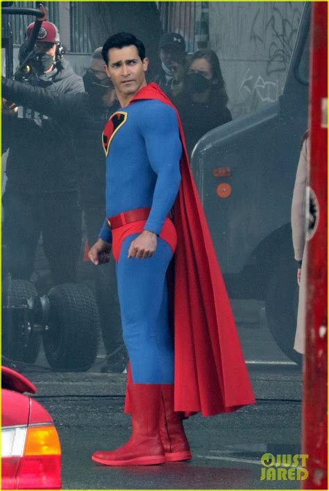 Tyler Hoechlin Spotted In a Retro Superman Suit In New 'Superman & Lois' Photos!: Photo 4552599 ...