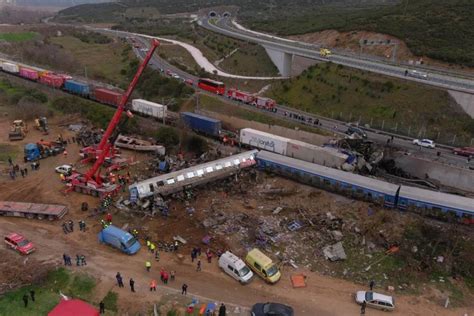 Las Fotos Del Brutal Choque De Trenes En Grecia El Motivo Del Accidente Y Murieron 36 Personas